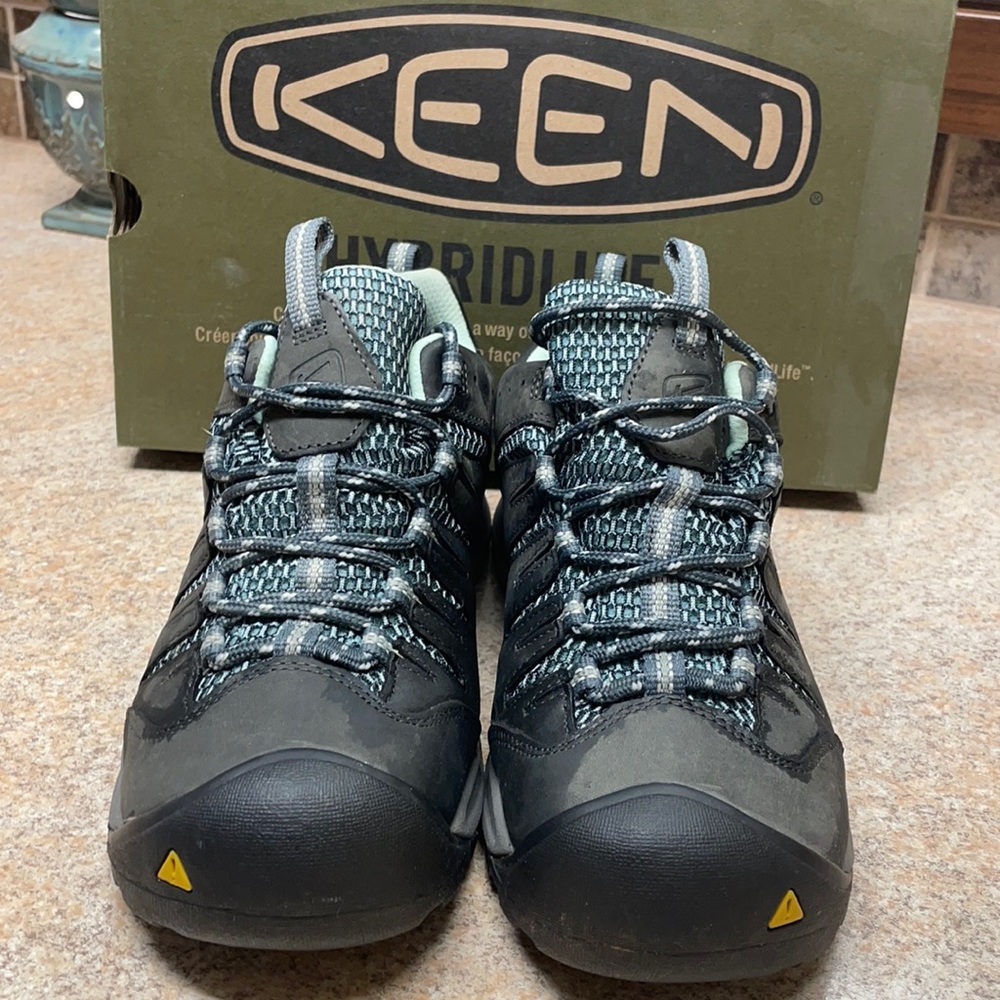 Keen size 7- worn once
